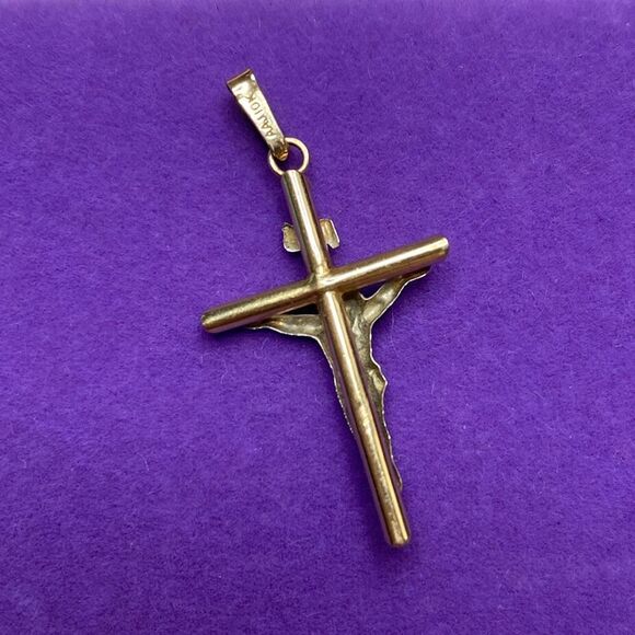 💛 10k Yellow & White Gold Crucifix Pendant - Picture 2 of 5